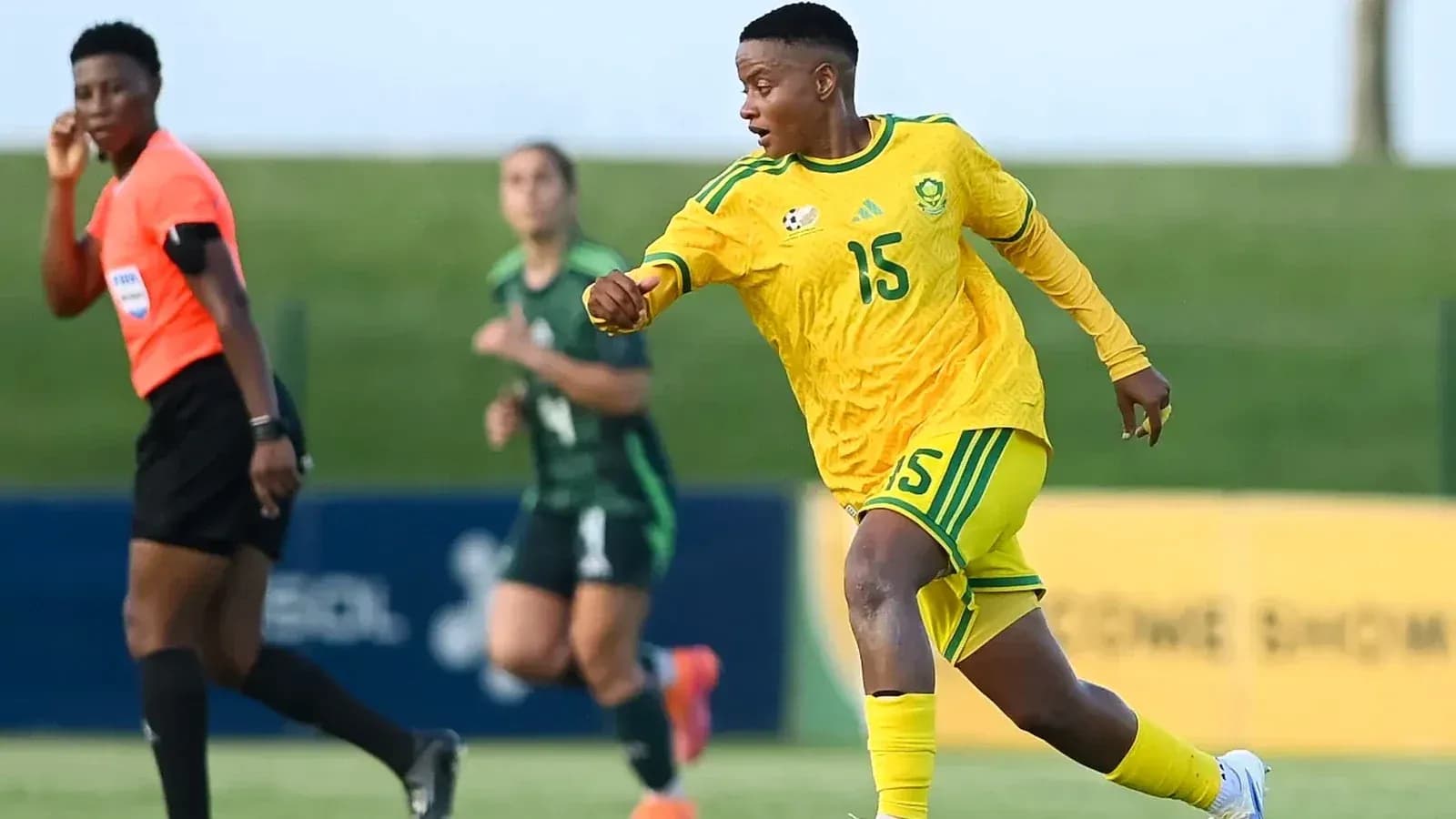 O'yin davomida 15-raqamli futbolchi harakatda