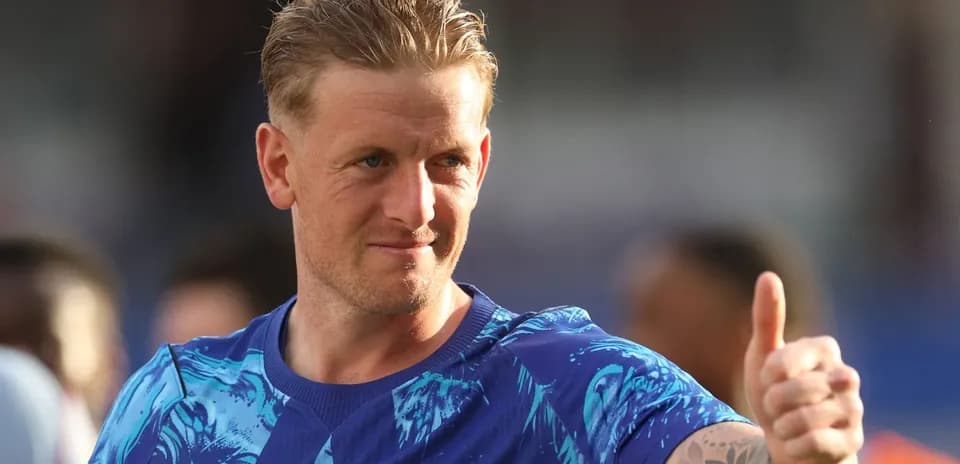Futbolchi maydonga chiqayotganida barmog'ini ko'tarib turibdi