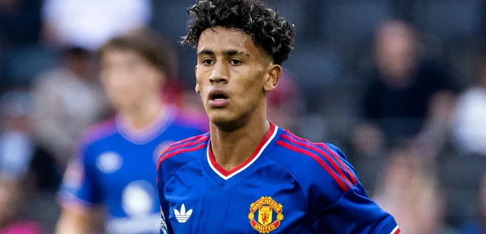 Futbolchi Manchester United formasi bilan maydonda