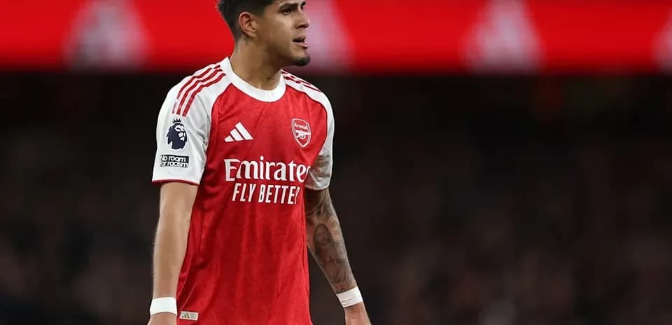 Futbolchi Arsenal formasida maydonda turibdi