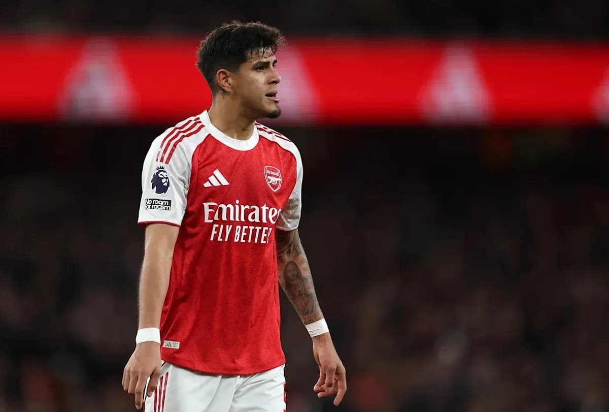 Futbolchi Arsenal formasida maydonda turibdi
