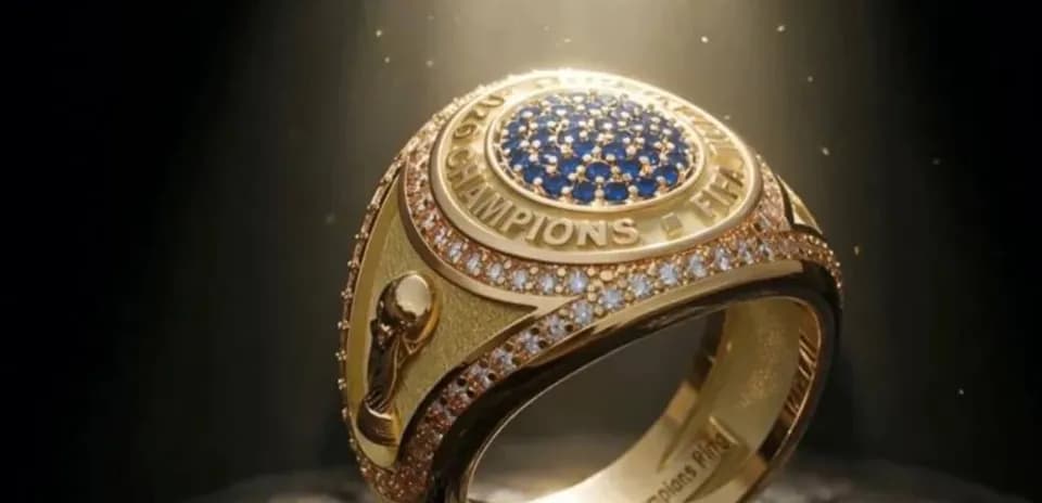 Oltin chempionlar uzuk, ko'k toshlar bilan