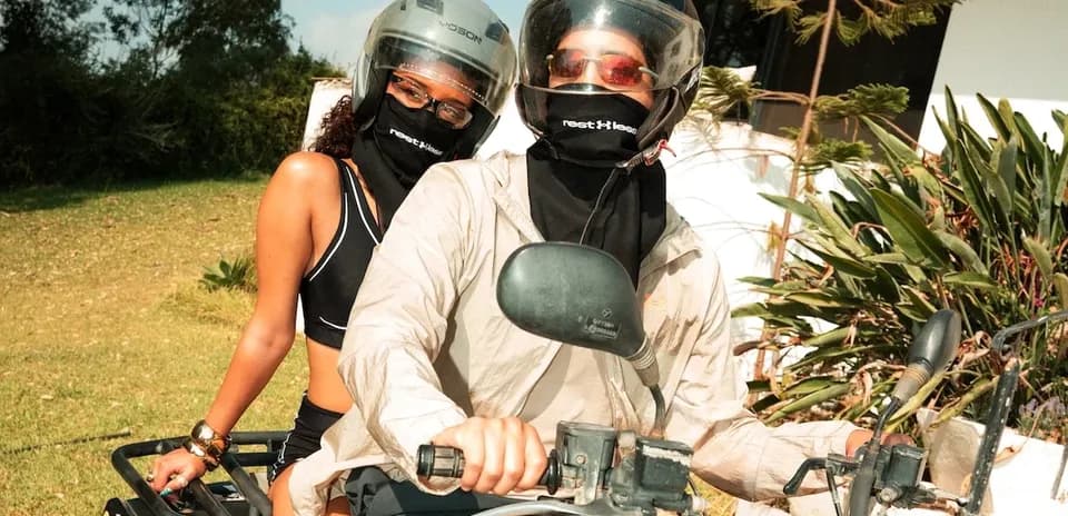 Ikkita shaxs mototsiklni haydayotgan holatda