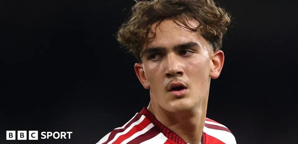 Futbolchi maydonda harakatda ko'rinmoqda