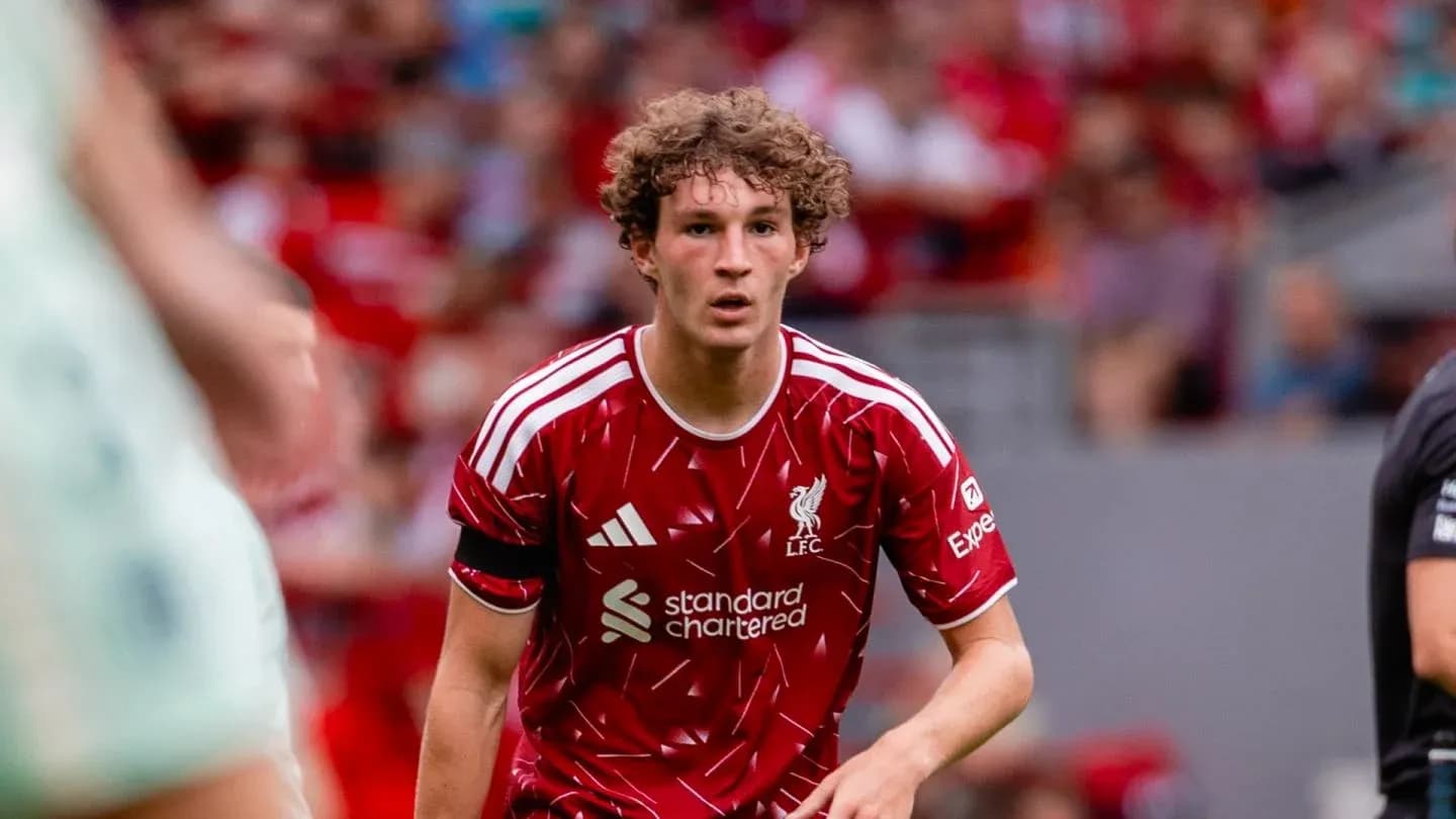 Futbolchi LFC libosida o'ynayotgan payt