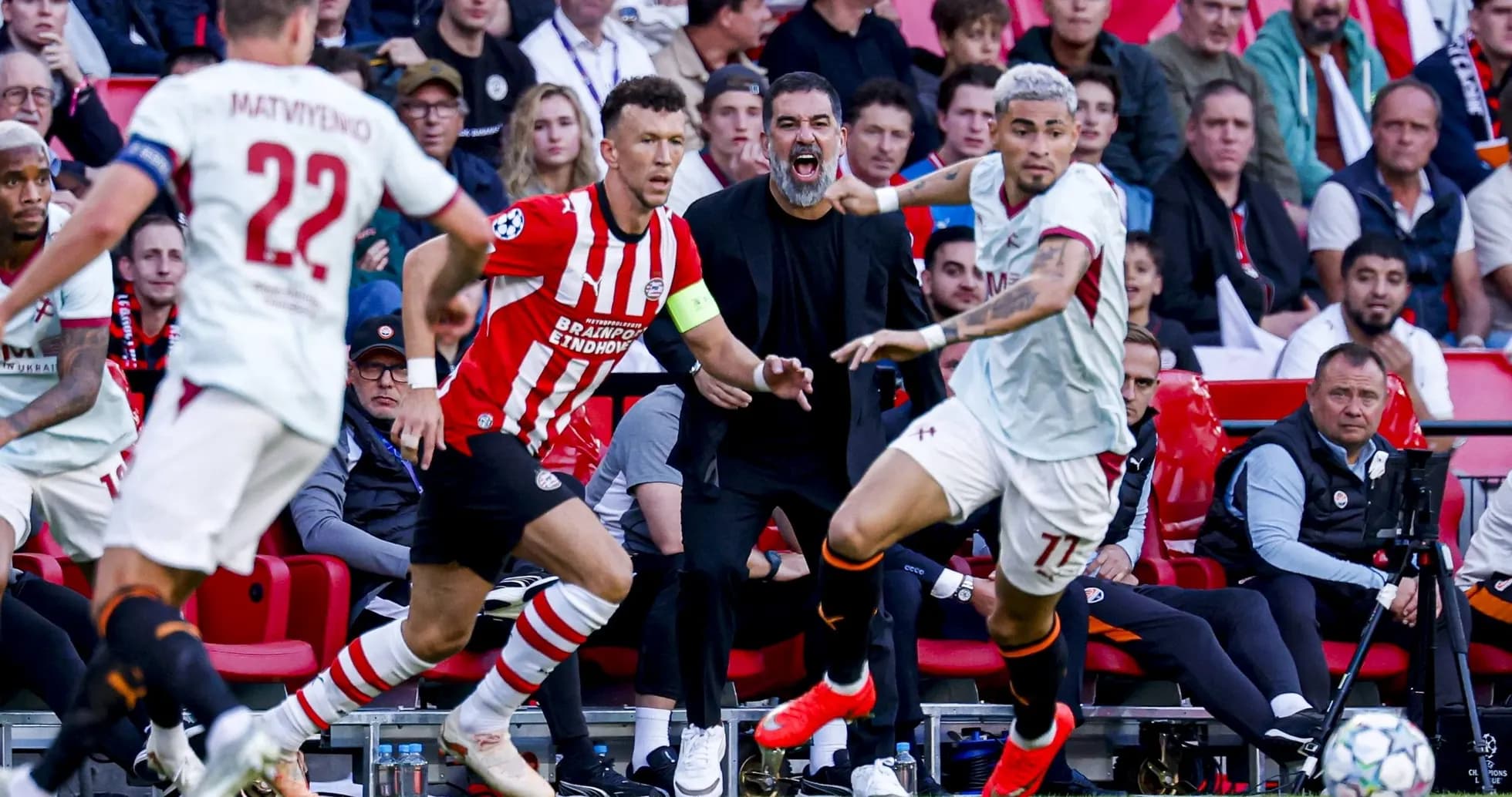 Futbolchilar raqibga qarshi harakatda, trener hayajonlanmoqda