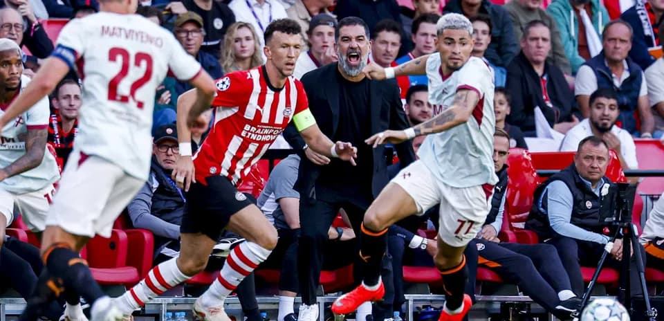 Futbolchilar raqibga qarshi harakatda, trener hayajonlanmoqda
