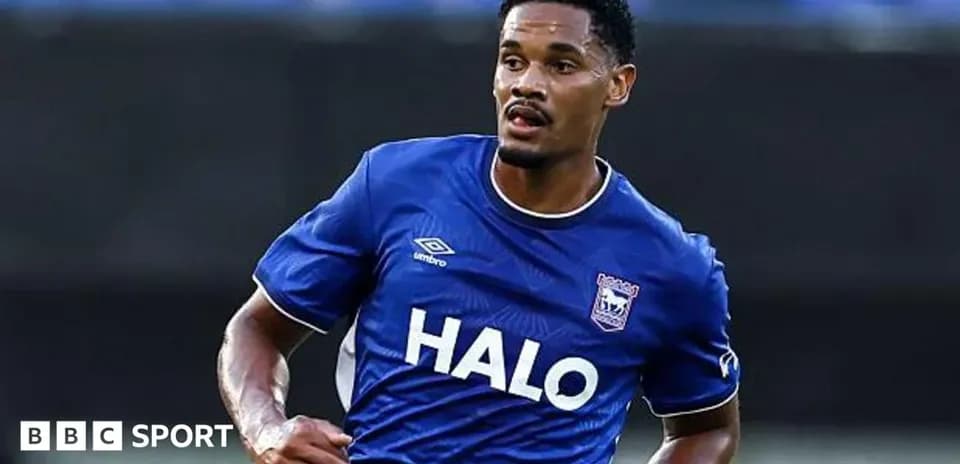 Futbolchi to'pni olib borayotgan paytda