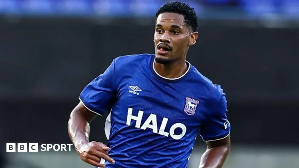 Futbolchi to'pni olib borayotgan paytda