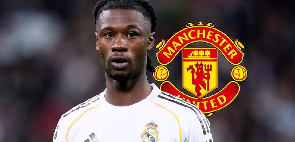 Futbolchi Real Madrid formasida, Manchester United logotipi bilan