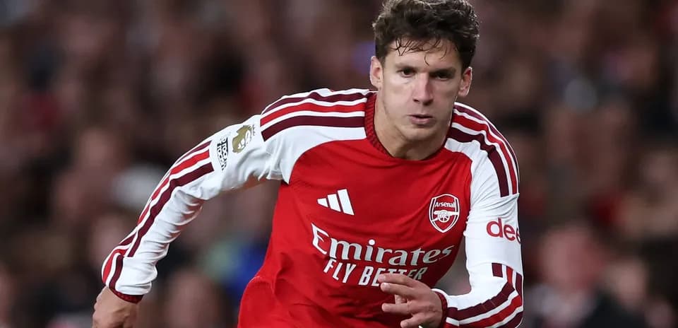 Futbolchi Arsenal formasida maydonda harakatda