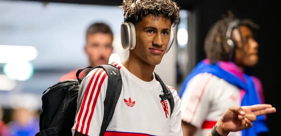 Futbolchi kirish yo'lida naushnik taqib turibdi