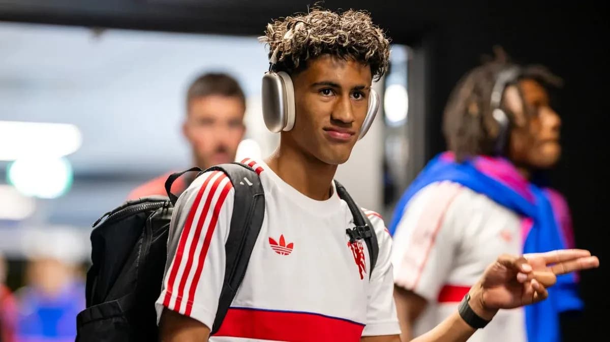Futbolchi kirish yo'lida naushnik taqib turibdi