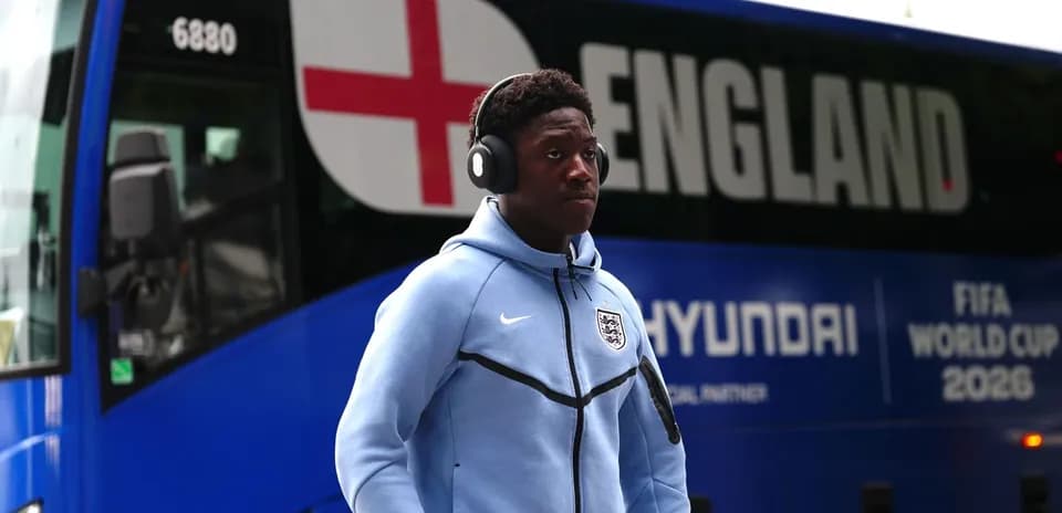 Futbolchi England avtobusiga yaqinlashmoqda
