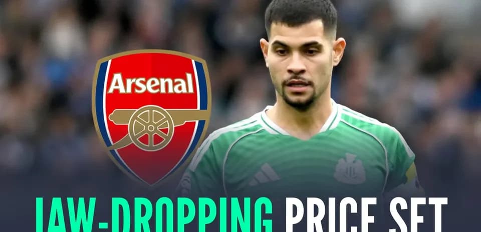 Futbolchi Arsenal logosi bilan maydonda