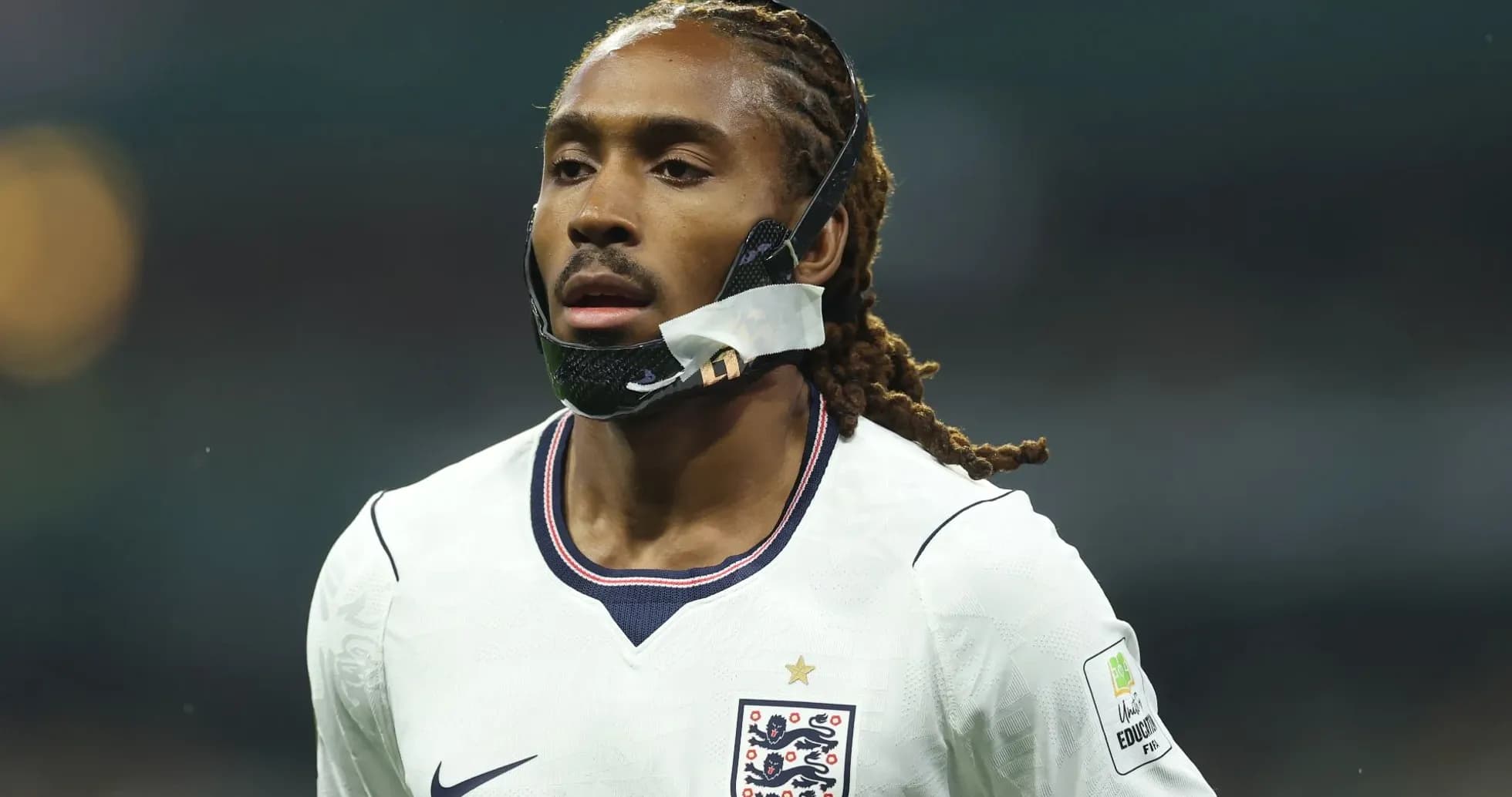 Futbolchi o'yinda himoya niqobi bilan