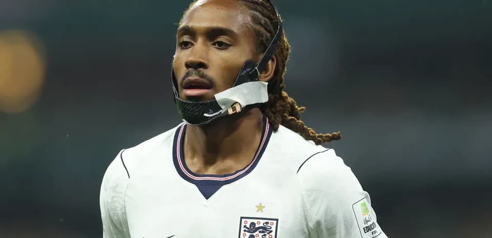 Futbolchi o'yinda himoya niqobi bilan