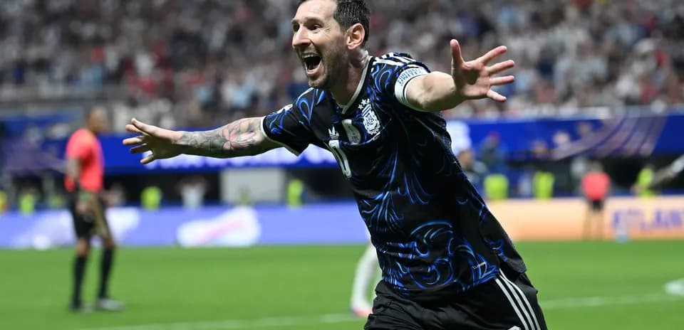 Futbolchi gol urganidan keyin quvonchli nishonlaydi