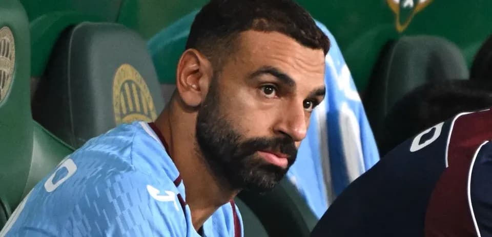 Futbolchi zaxira o'rindig'ida o'tirgan