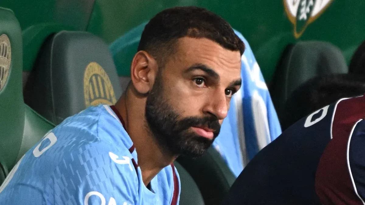 Futbolchi zaxira o'rindig'ida o'tirgan