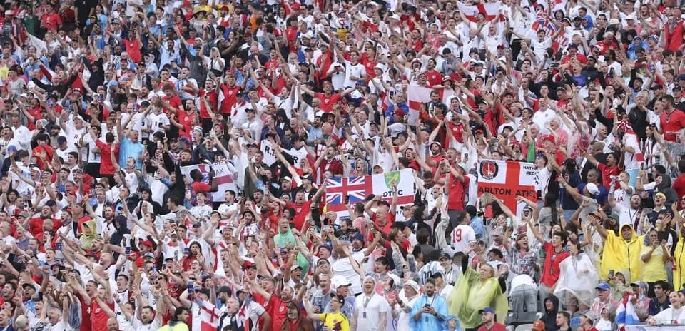 Futbol stadionida hayajonlangan muxlislar to'plami