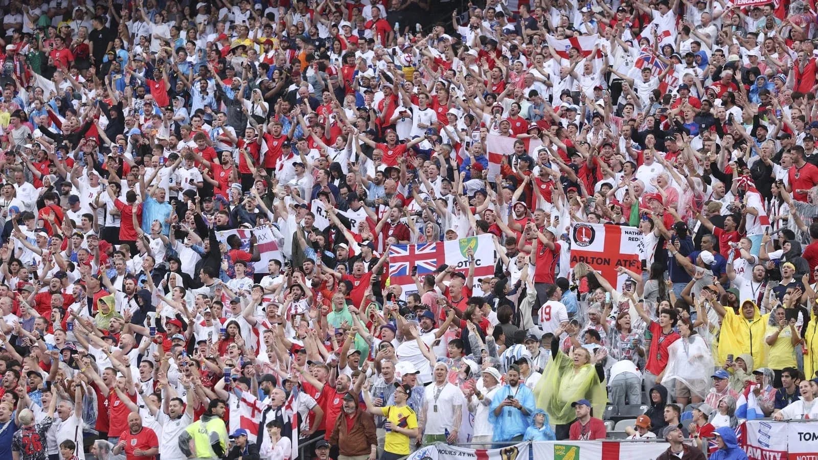 Futbol stadionida hayajonlangan muxlislar to'plami