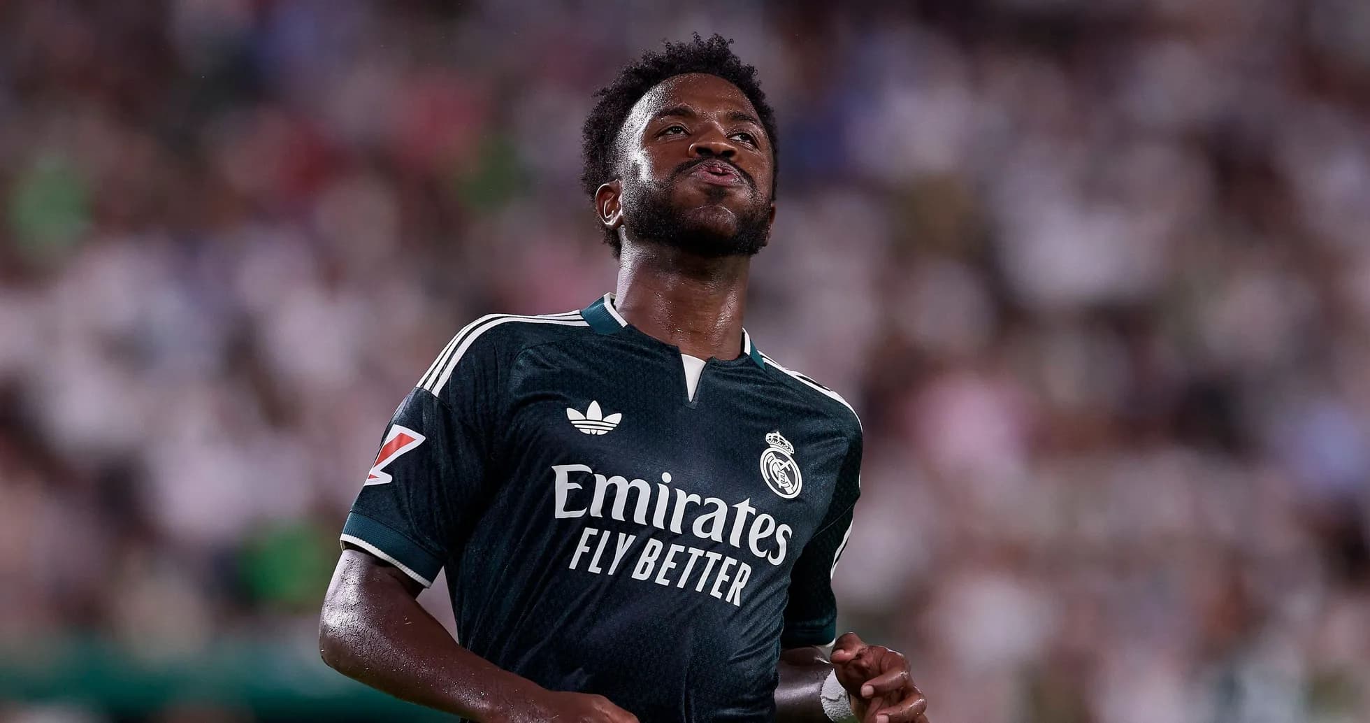 Futbolchi Real Madrid formasida maydonda yugurmoqda