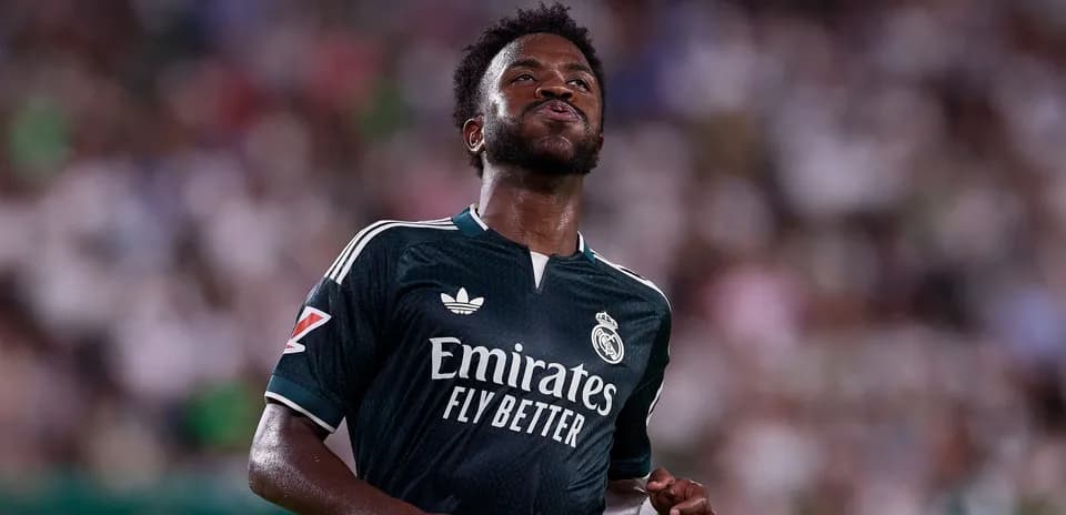 Futbolchi Real Madrid formasida maydonda yugurmoqda