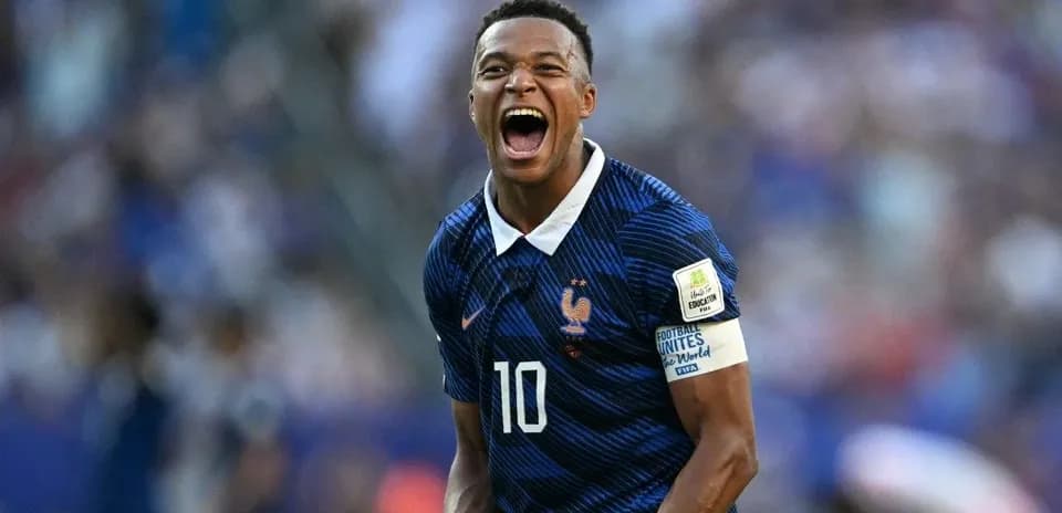 Futbolchi g'alaba qozonib baxtiyor ko'rinmoqda