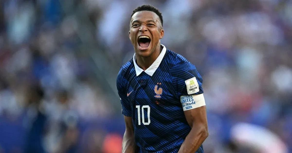Futbolchi g'alaba qozonib baxtiyor ko'rinmoqda