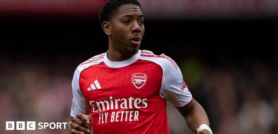 Futbolchi Arsenal formasida maydonda harakatlanmoqda