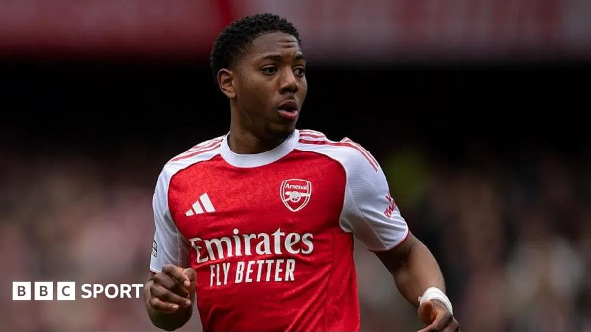 Futbolchi Arsenal formasida maydonda harakatlanmoqda