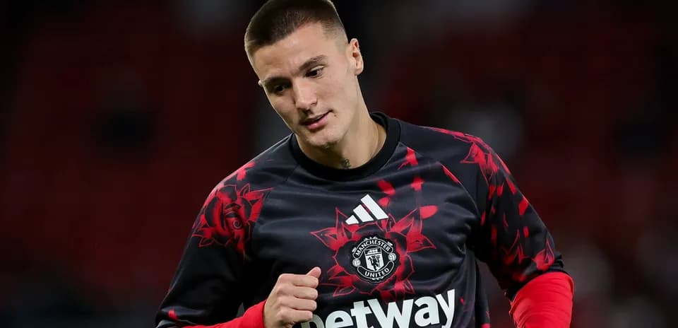Futbolchi Manchester United formasi bilan maydonda