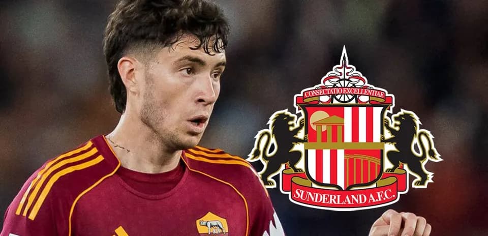 Futbolchi Roma formasida, Sunderland logotipi orqasida