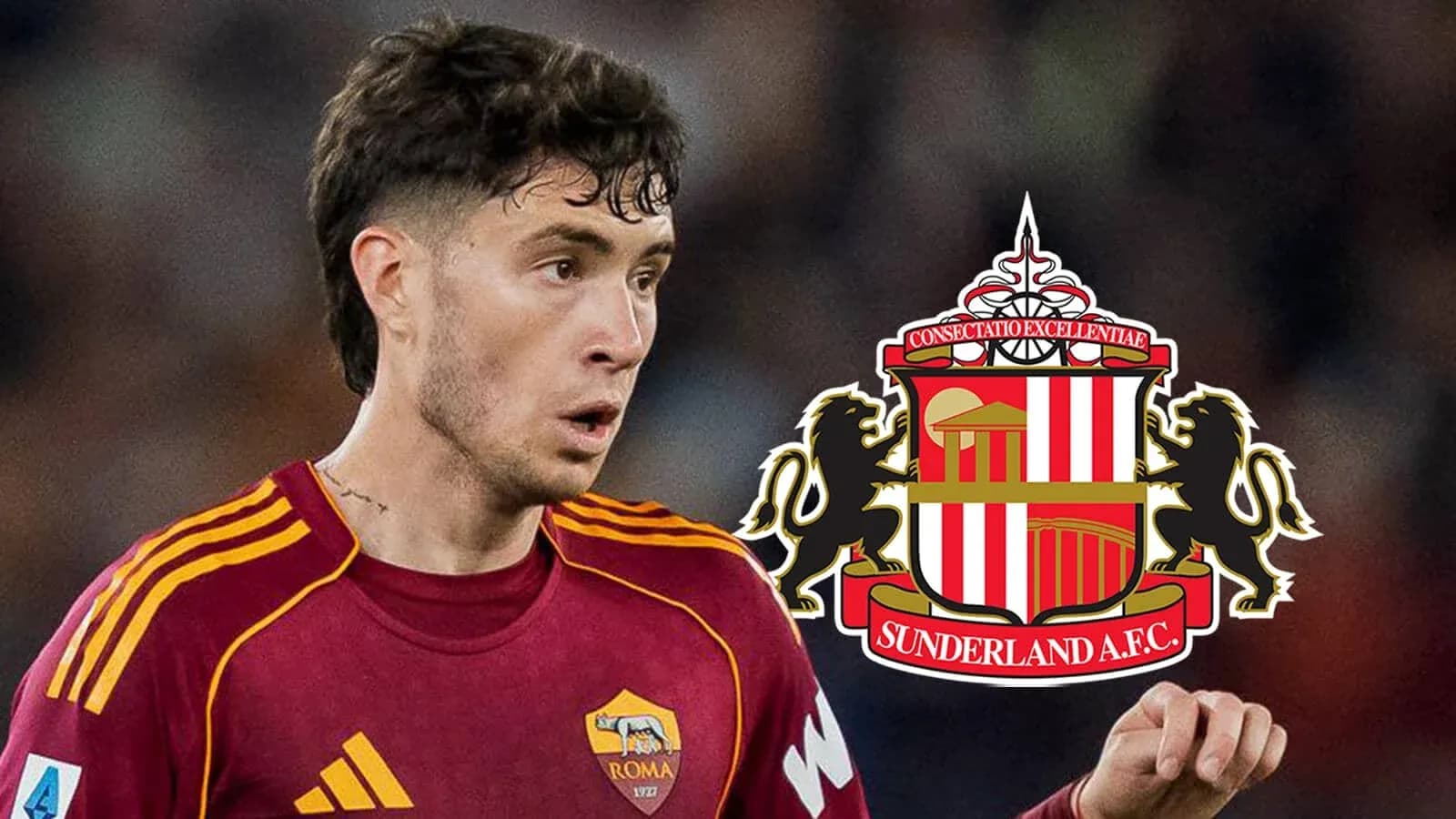 Futbolchi Roma formasida, Sunderland logotipi orqasida