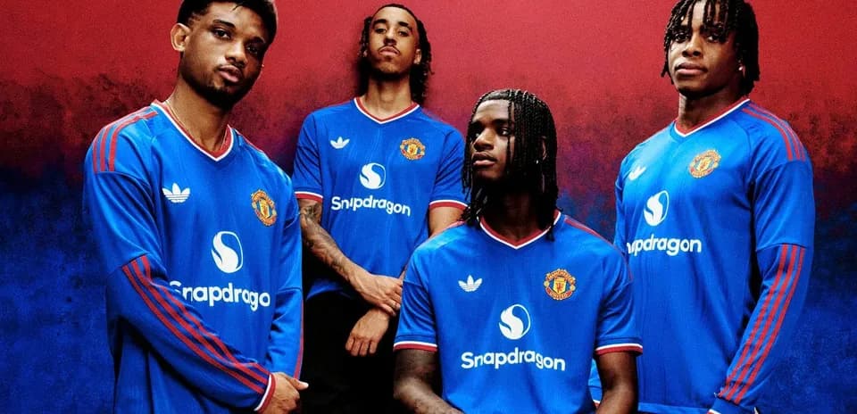 To'rt futbolchi Manchester United formasida tasvirlangan