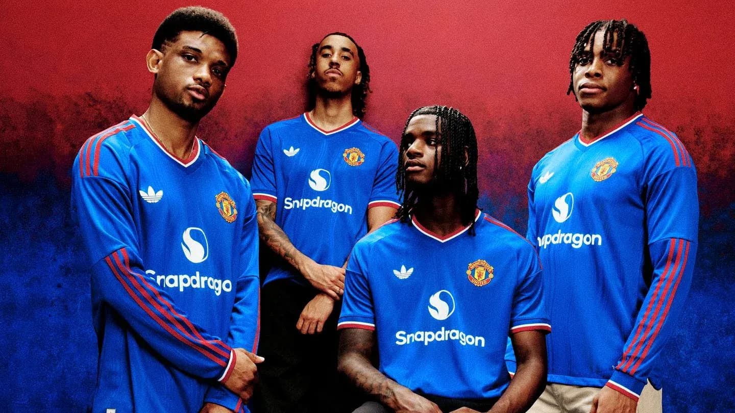 To'rt futbolchi Manchester United formasida tasvirlangan