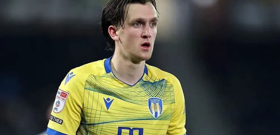 Futbolchi o'yin maydonida to'pni kutmoqda