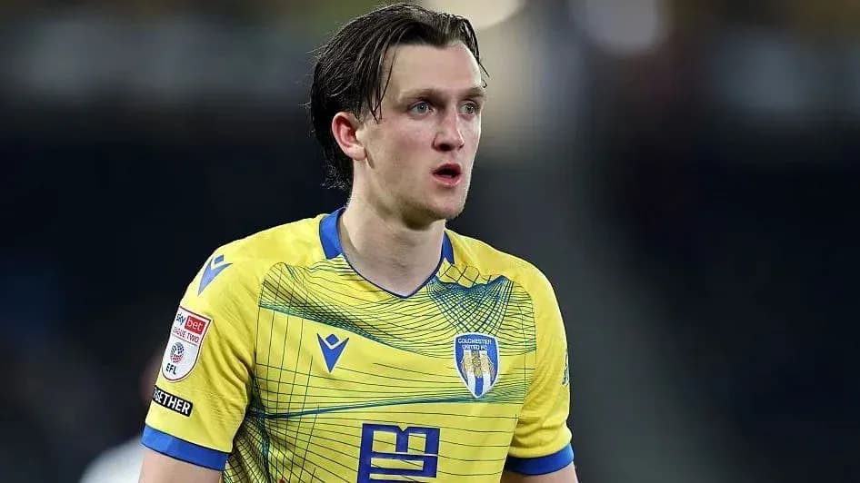 Futbolchi o'yin maydonida to'pni kutmoqda