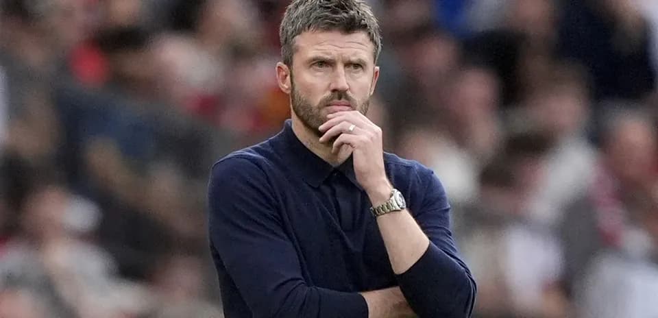 Murabbiy o'yin davomida o'ylab turibdi