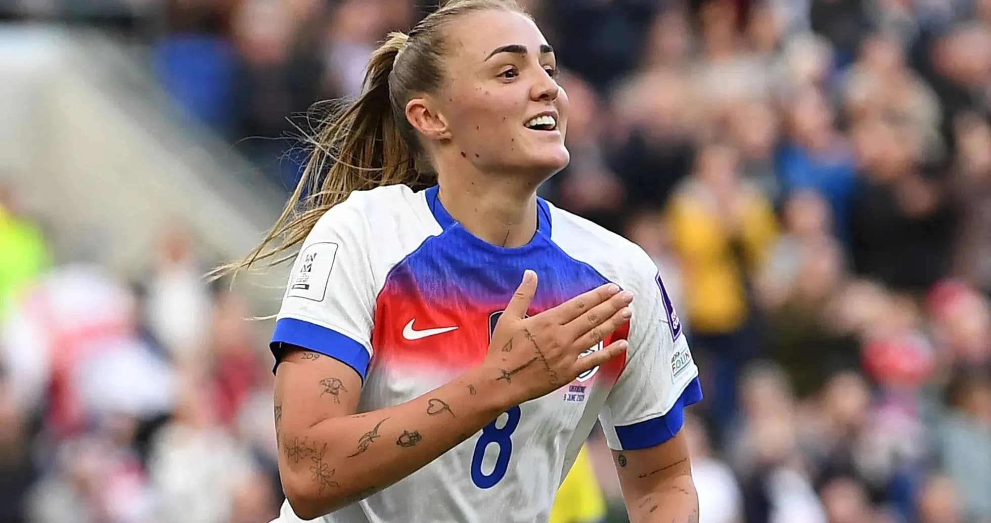 Futbolchi goli nishonlayotgan ayol o'yinchi