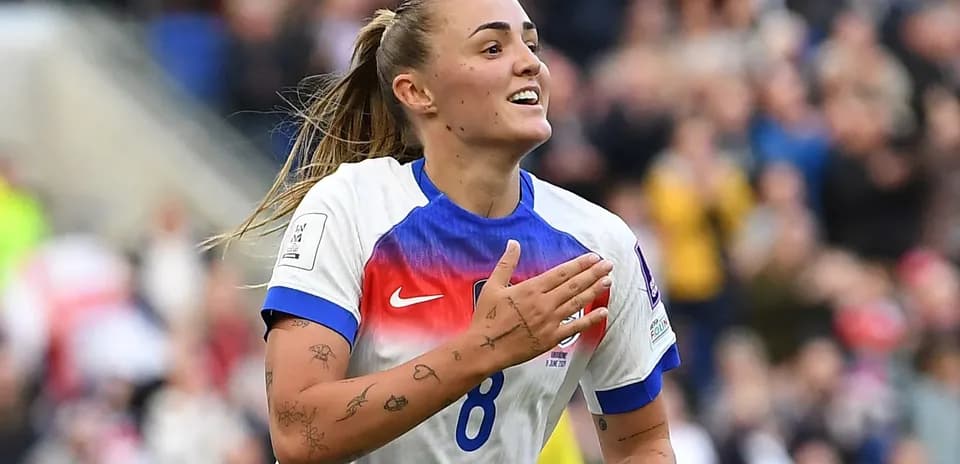 Futbolchi goli nishonlayotgan ayol o'yinchi