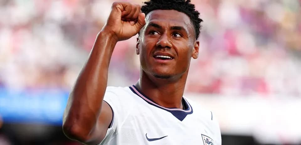 Futbolchi g'alaba nishonlayotgan holda