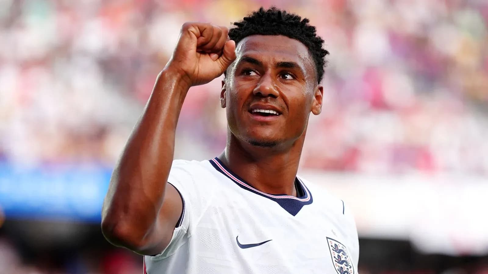 Futbolchi g'alaba nishonlayotgan holda