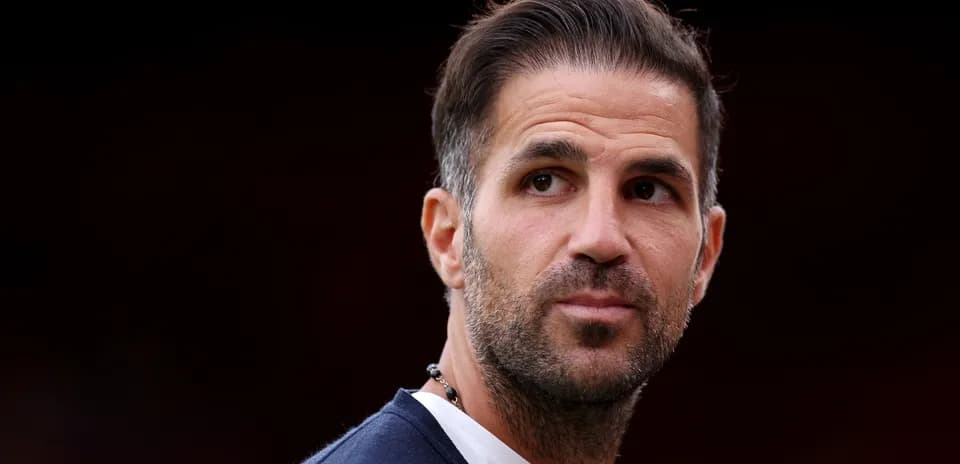 Futbolchi maydonda o'ylab turib