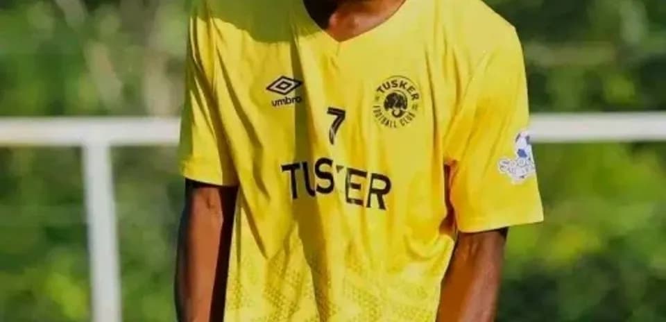 Futbolchi g'alabaga erishib xursand bo'lmoqda