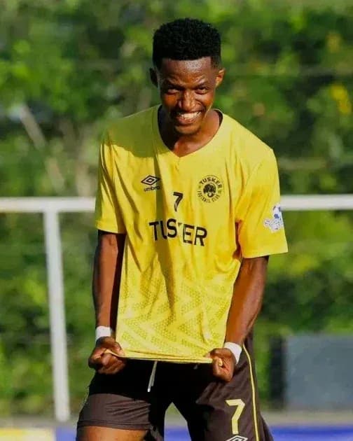 Futbolchi g'alabaga erishib xursand bo'lmoqda