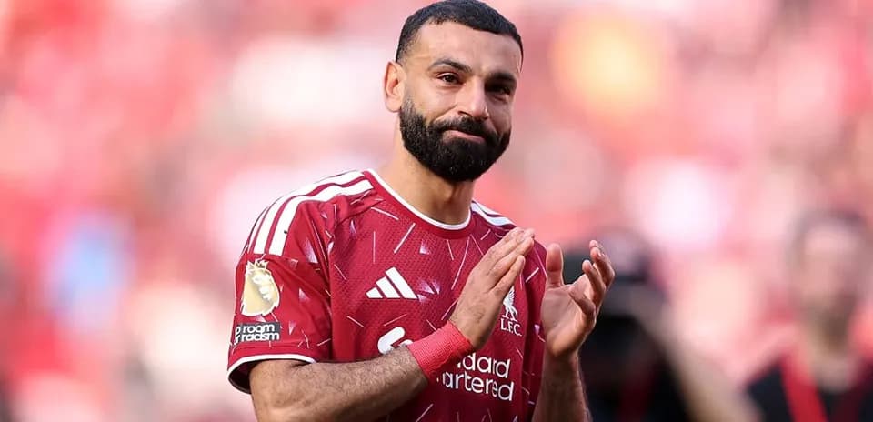 Futbolchi maydonda muxlislar bilan xayrlashmoqda