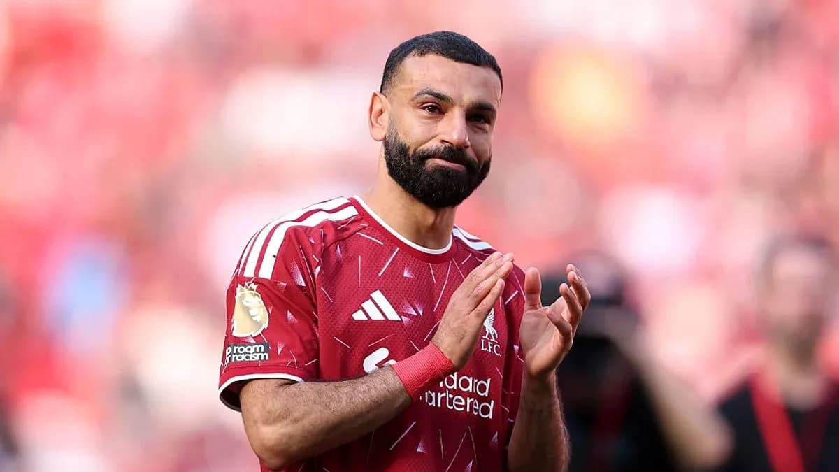 Futbolchi maydonda muxlislar bilan xayrlashmoqda