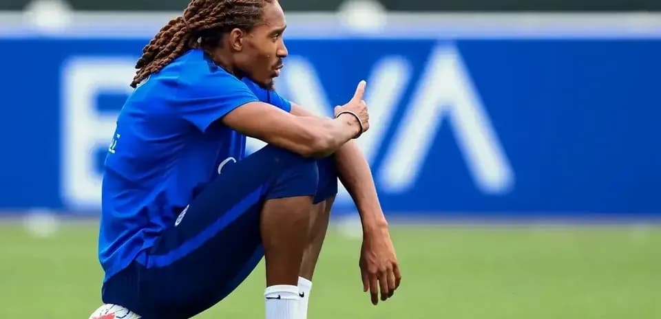 Futbolchi to'plarga o'rnashib o'tirgan holatda